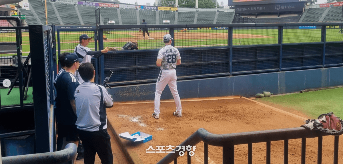 두산 최승용, 김원형 감독과 함께 불펜 훈련…구종 레퍼토리 확장 '열공'