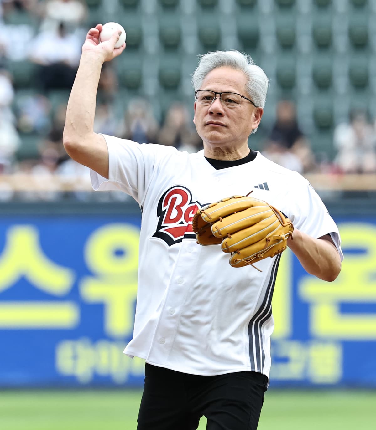 젠슨 황 엔비디아 CEO, 두산 유니폼 입고 잠실구장 시구