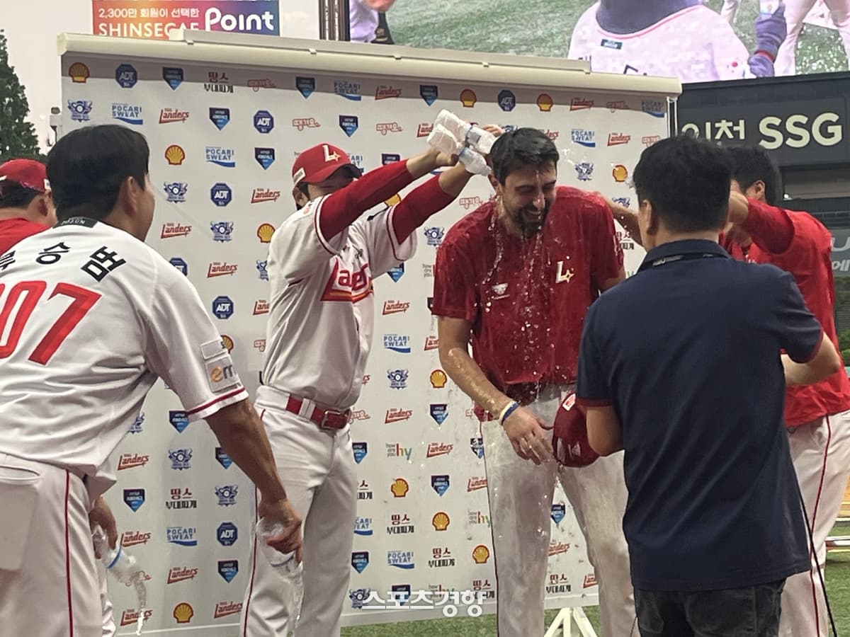 베니지아노, KBO 데뷔 후 최고 호투로 입지 다져…동료들 물세례로 축하