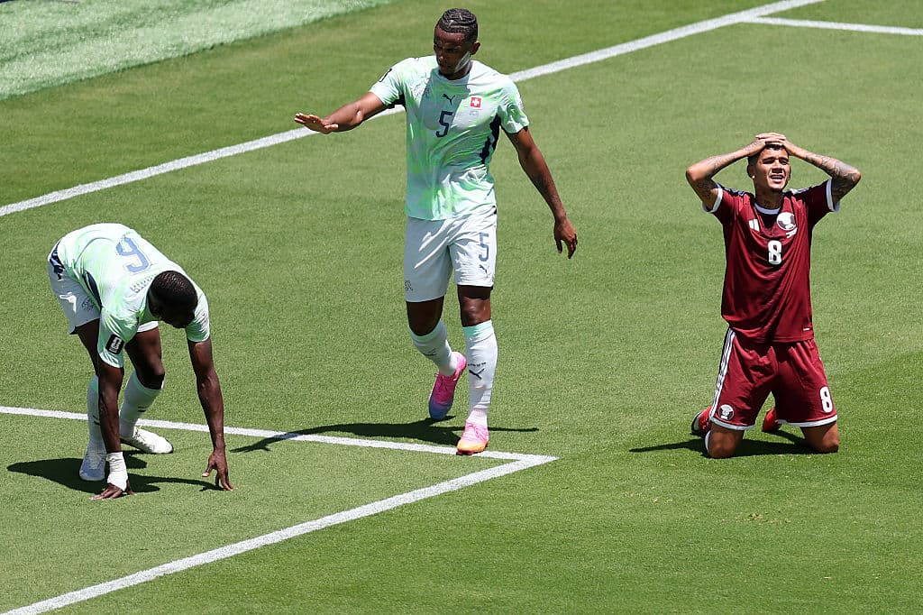 스위스-카타르 1-1 무승부, 스위스 선제골 오프사이드 판독 논란···네빌 "FIFA 영상 미공개는 독재"